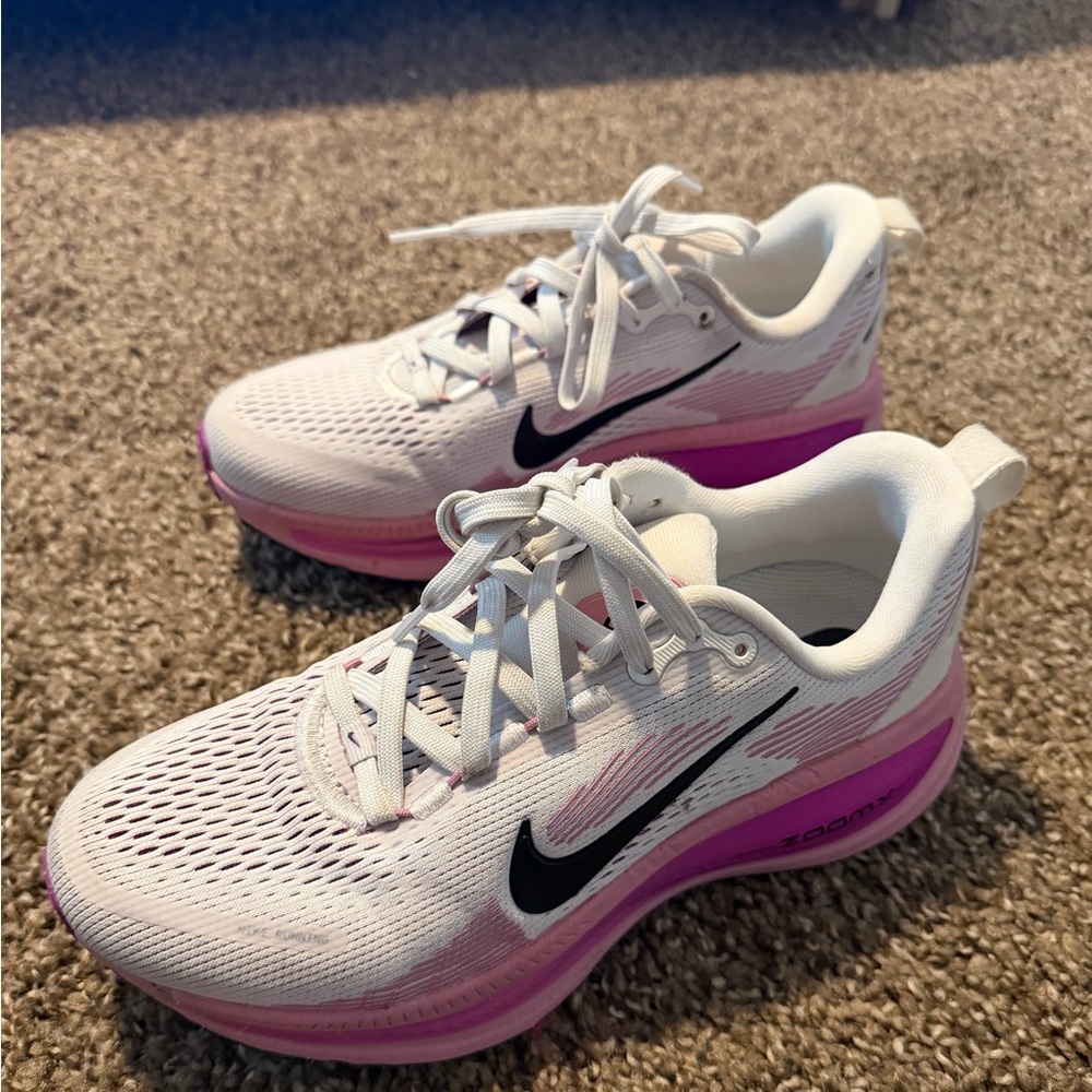 Nike Women's Vomero Running Shoes (like new)